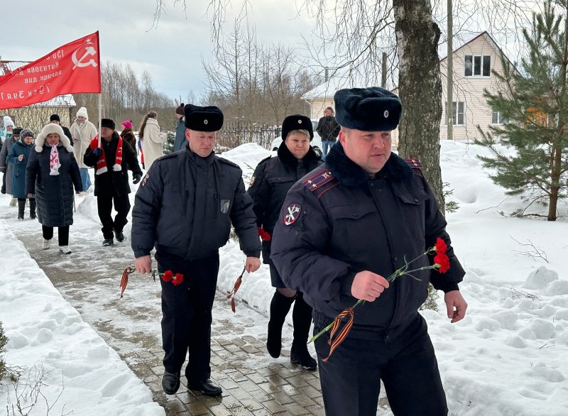 В г.о. Лотошино полицейские приняли участие в митинге памяти