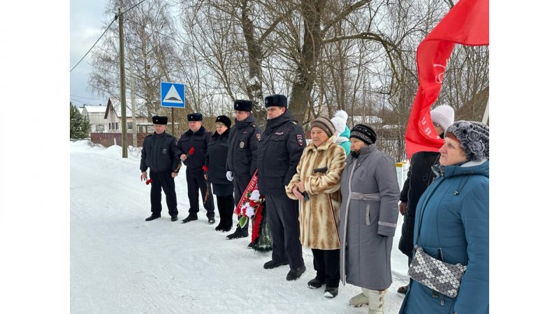 В г.о. Лотошино полицейские приняли участие в митинге памяти