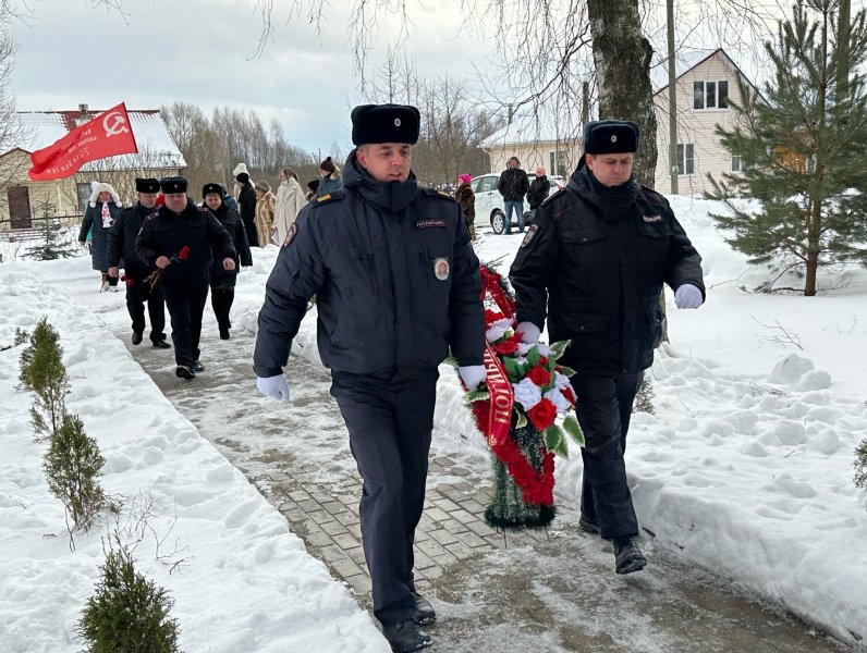 В г.о. Лотошино полицейские приняли участие в митинге памяти