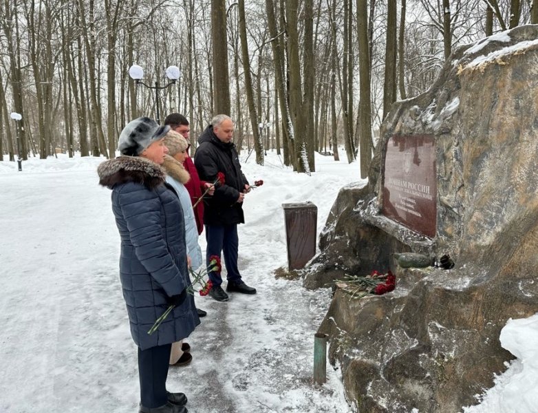 Сотрудники ОМВД России по г.о. Лотошино возложили цветы к мемориалу памяти воинам-интернационалистам