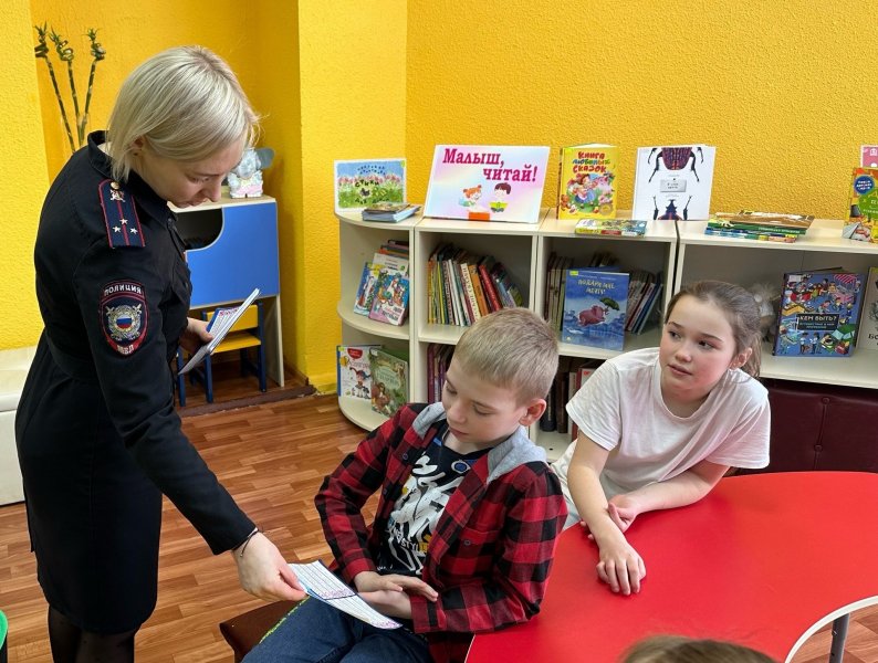 Полицейские в Лотошино провели информационно-профилактическое мероприятие в библиотеке