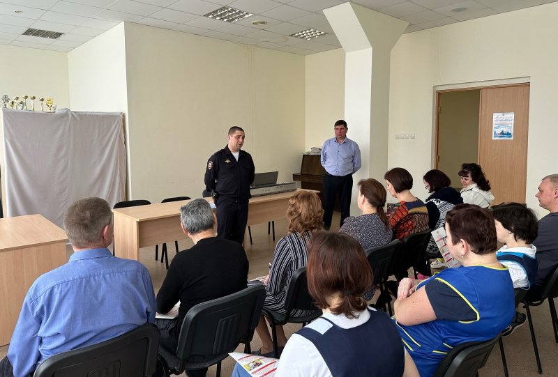 Полицейские и общественник в Лотошино провели беседу в культурно-спортивном центре