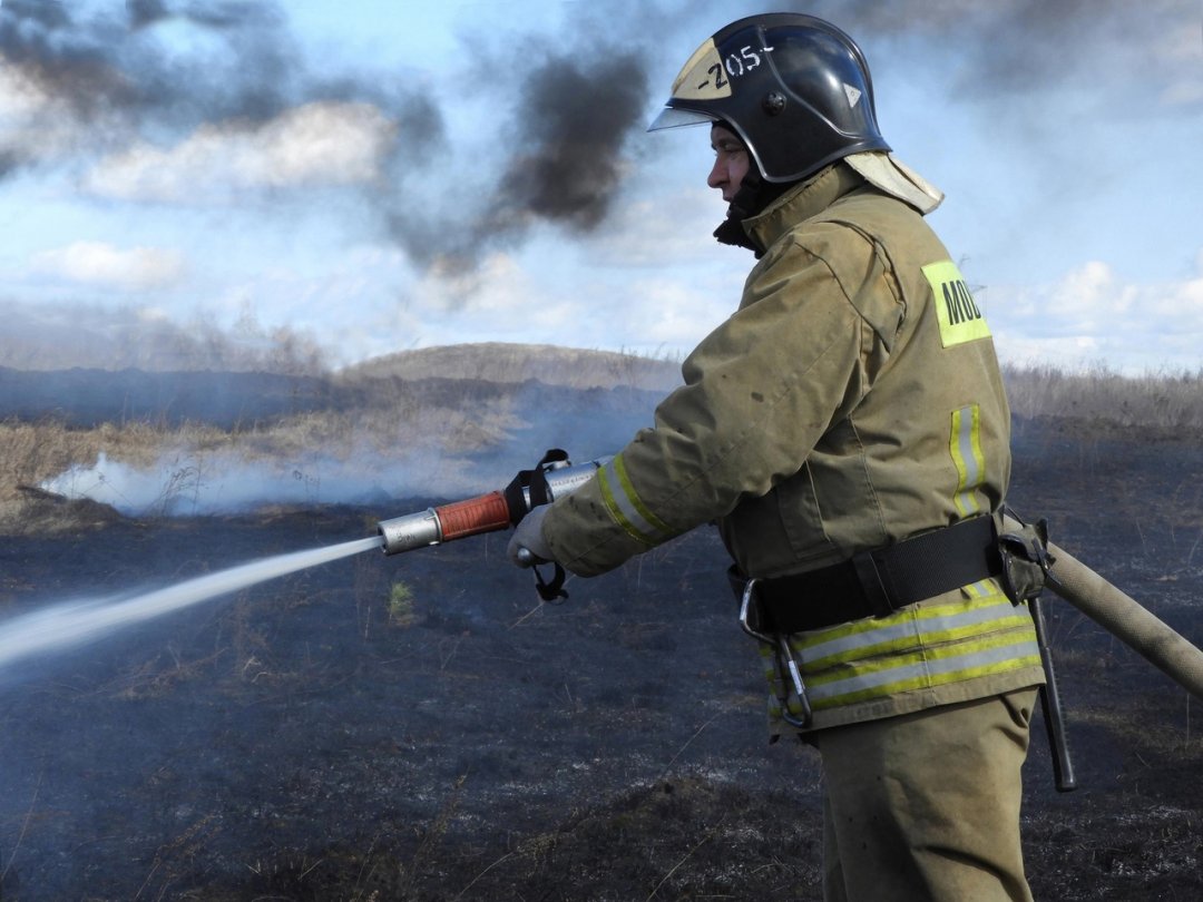 🙏Не подпустили огонь к деревне n n🚒 Вчера пожарные #Мособлпожспас потушили травяной пал в городском округе Лотошино